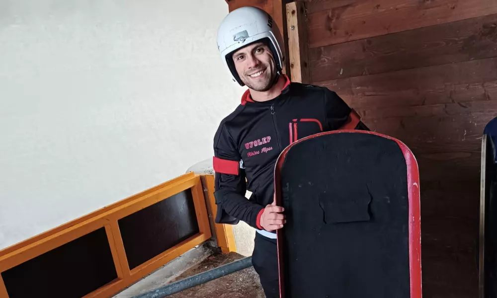 Bruno Aguiar Valadão posa para foto com seu trenó de luge