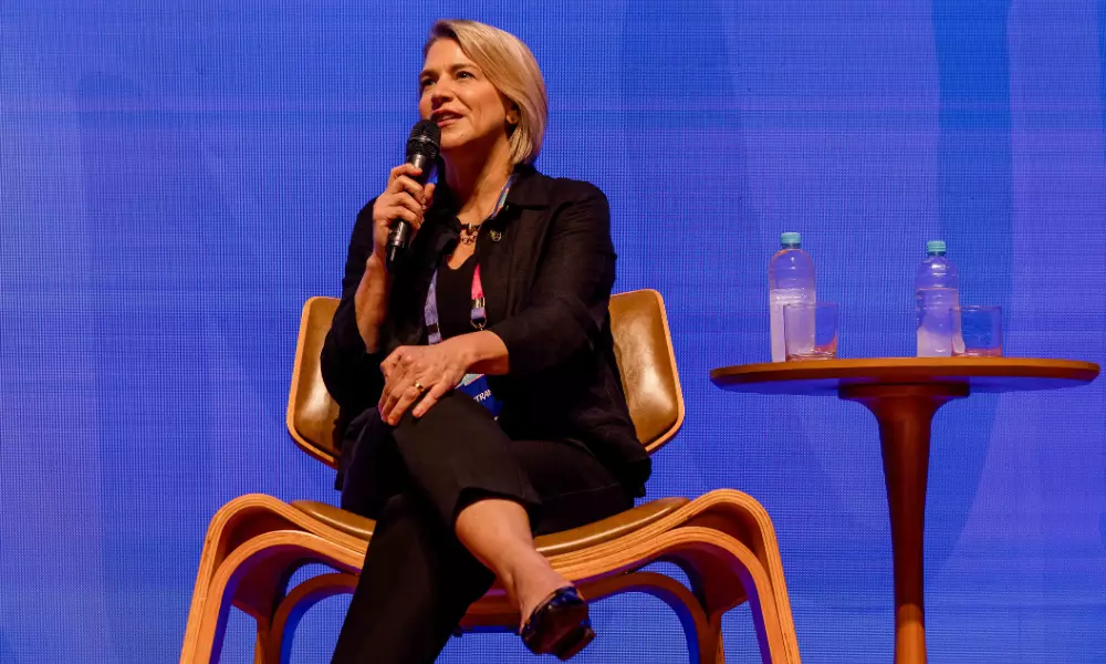 Camila Ferezin em palestra do Fórum Mulher no Esporte do COB