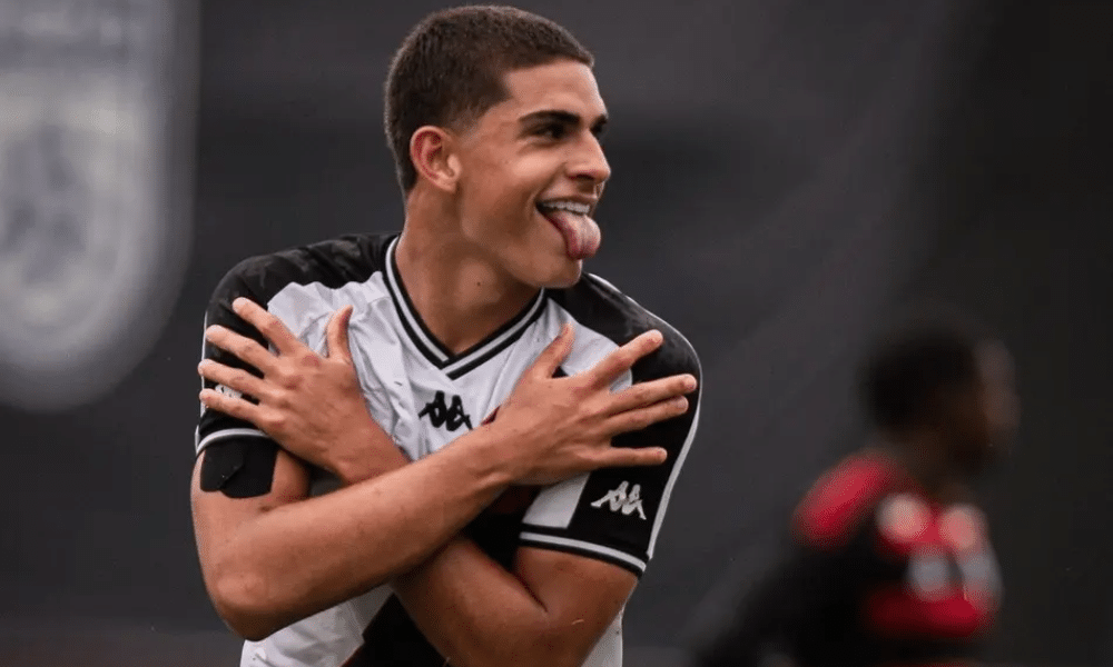 Diego Minete comemora gol do Vasco sobre o Flamengo na semifinal da Copa do Brasil Sub-17 - Foto: João Gabriel Alves/Vasco