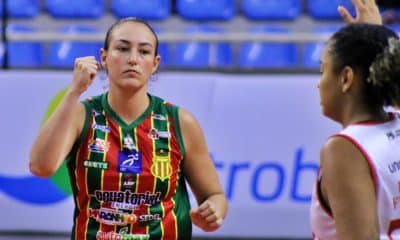 Na imagem, Carol Ribeiro comemorando a vitória do Sampaio Basquete em Blumenau.
