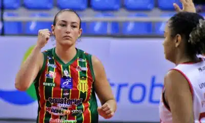 Na imagem, Carol Ribeiro comemorando a vitória do Sampaio Basquete em Blumenau.