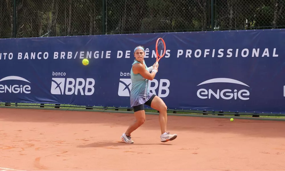 Carol Meligeni Alves em partida do ITF W35 de Leme