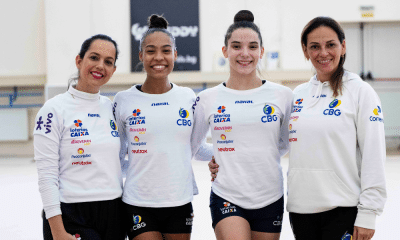 Jojô Santos e Maria Alexandre posam para foto com suas treinadoras na Copa do Mundo de Sófia