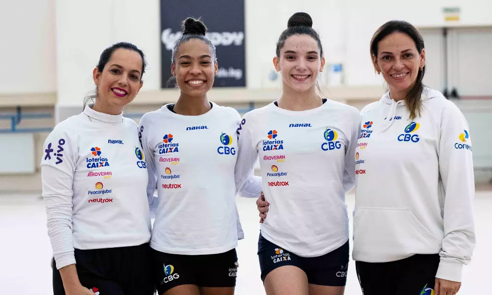 Jojô Santos e Maria Alexandre posam para foto com suas treinadoras na Copa do Mundo de Sófia