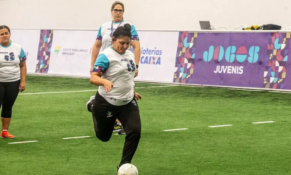 Jogadoras durante partida de futebol de cegas no CT Paralímpico | Foto: Taba Benedicto/ CBDV
