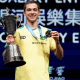 Hugo Calderano posa para foto com o troféu da Copa do Mundo de tênis de mesa