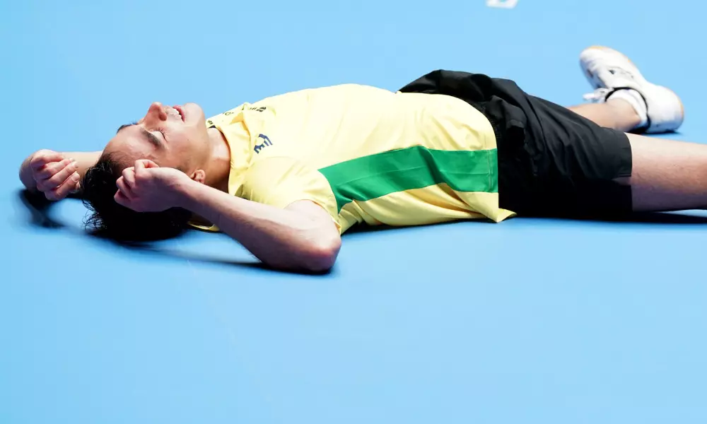 Hugo Calderano se joga no chão após ser campeão da Copa do Mundo de tênis de mesa