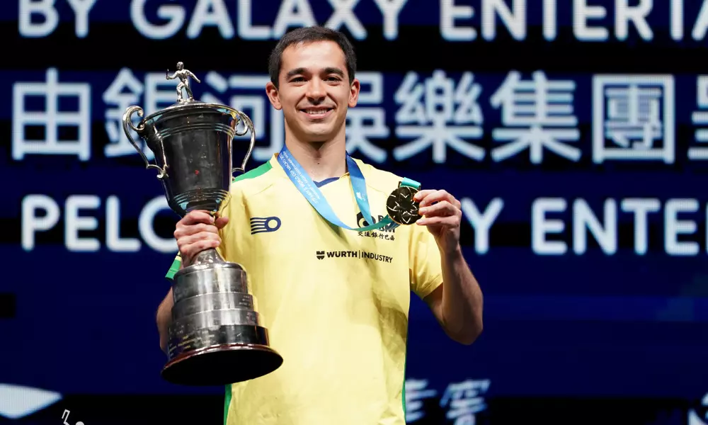 Hugo Calderano com o Troféu da Copa do Mundo de tênis de mesa