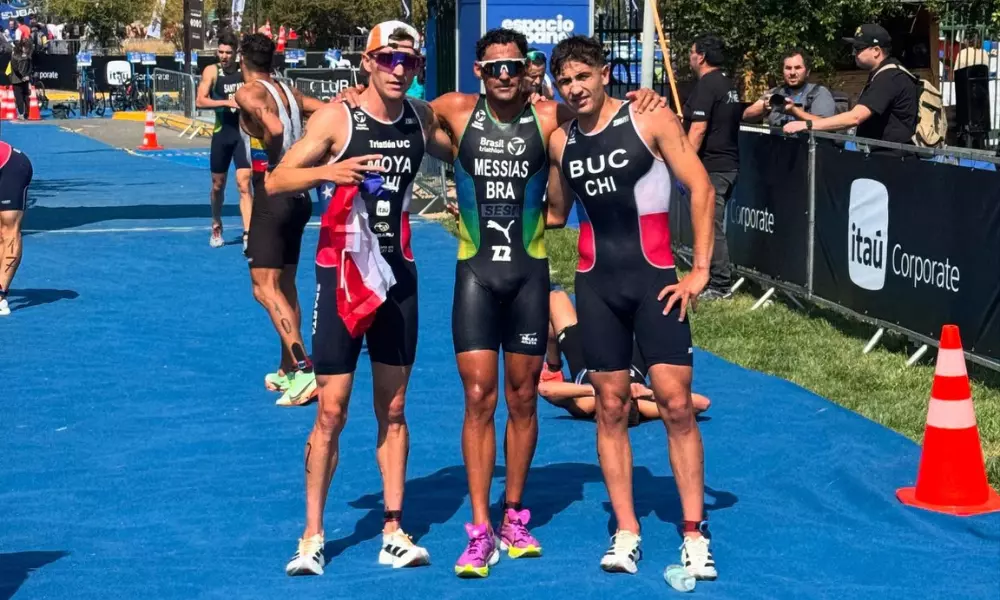 Manoel Messias posa para foto com chilenos com quem dividiu pódio do Sul-Americano de triatlo