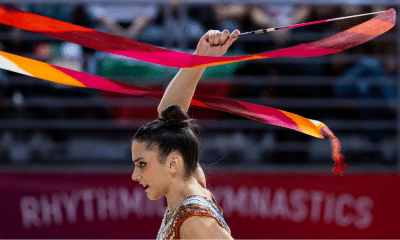 Maria Alexandre se apresenta com a fita na Copa do Mundo de ginástica rítmica em Sófia na Bulgária