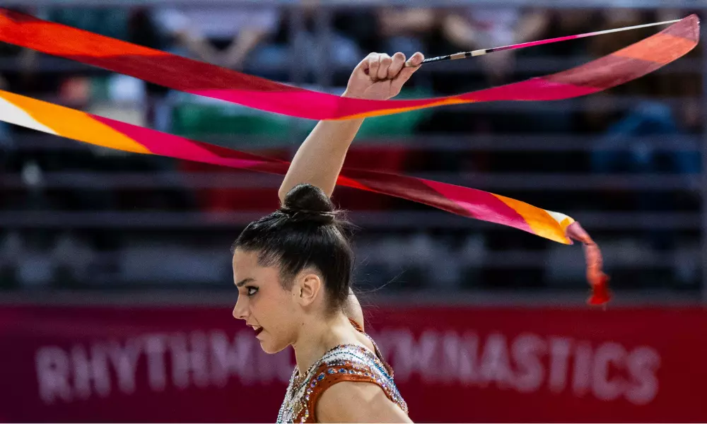 Maria Alexandre se apresenta com a fita na Copa do Mundo de ginástica rítmica em Sófia na Bulgária