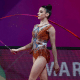 Maria Alexandre se apresenta com a fita na Copa do Mundo de ginástica rítmica em Sófia na Bulgária