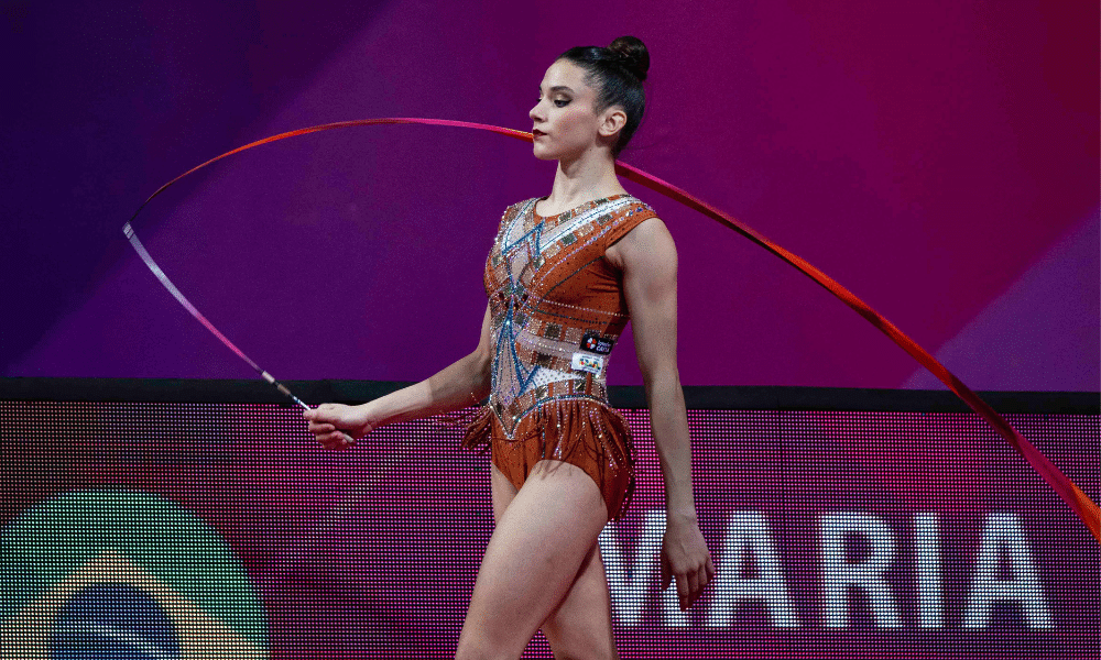 Maria Alexandre se apresenta com a fita na Copa do Mundo de ginástica rítmica em Sófia na Bulgária