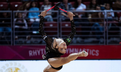 Maria Alexandre se apresenta com as maças na Copa do Mundo de ginástica rítmica