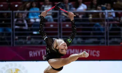 Maria Alexandre se apresenta com as maças na Copa do Mundo de ginástica rítmica