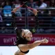 Maria Alexandre se apresenta com as maças na Copa do Mundo de ginástica rítmica