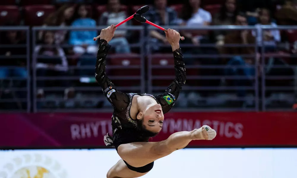Maria Alexandre se apresenta com as maças na Copa do Mundo de ginástica rítmica