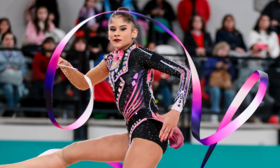 Nicole Pírcio manuseia a fita em prova da seleção brasileira de conjunto