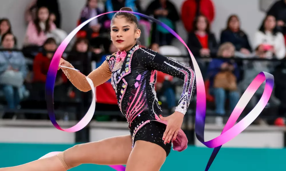 Nicole Pírcio manuseia a fita em prova da seleção brasileira de conjunto