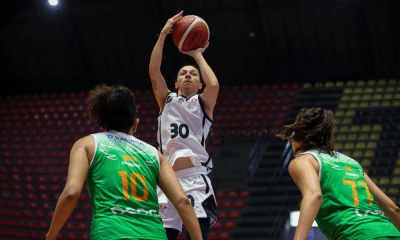 Tássia Carcavalli faz arremesso para o Corinthians contra MARINGÁ NA LBF