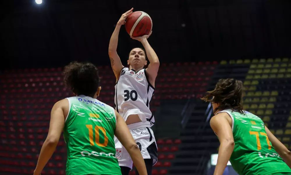 Tássia Carcavalli faz arremesso para o Corinthians contra MARINGÁ NA LBF