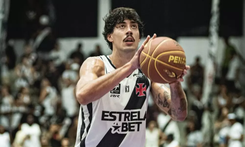 Scheuer arremessa lance livre no jogo entre Brasília e Vasco no NBB