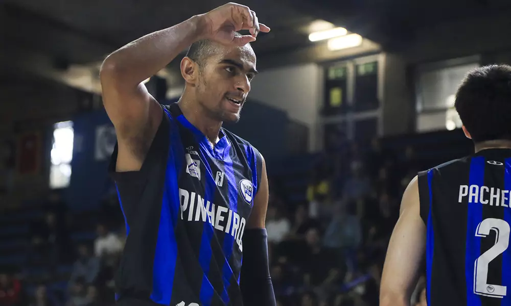 Na imagem, Jimmy, capitão do Pinheiros, comemorando a classificação.