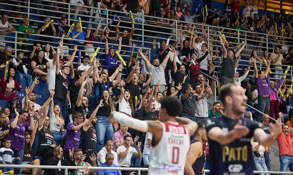 Na imagem, torcida do Sesi Franca vibrando com classificação para as quartas de final do NBB.