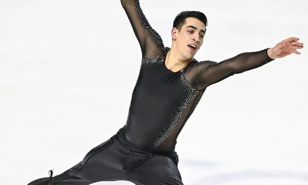 Arthur Alcorte conquistou a medalha de ouro no adulto masculino na México Cup de patinação artística