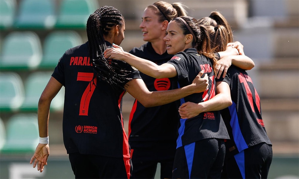 Na imagem, jogadoras do Barcelona comemorando a goleada do título do Campeonato Espanhol.