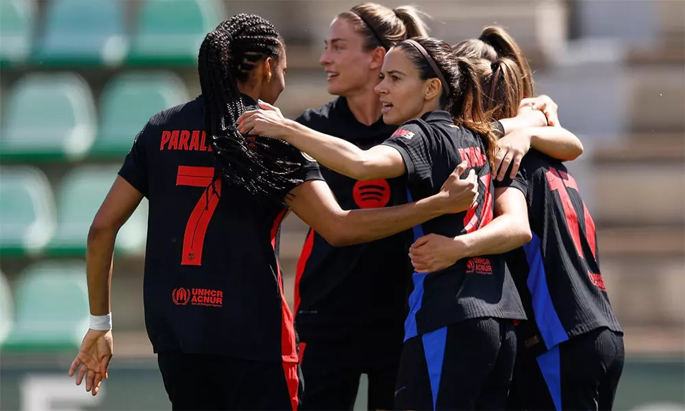 Na imagem, jogadoras do Barcelona comemorando a goleada do título do Campeonato Espanhol.