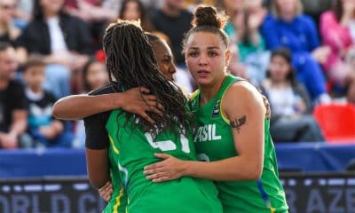 Na imagem, o time do Brasil comemorando a vitória para a classificação à Copa do Mundo de basquete 3x3.