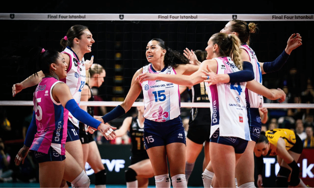 Jogadoras do Scandicci comemoram ponto contra o Vakifbank na Champions League de vôlei feminino