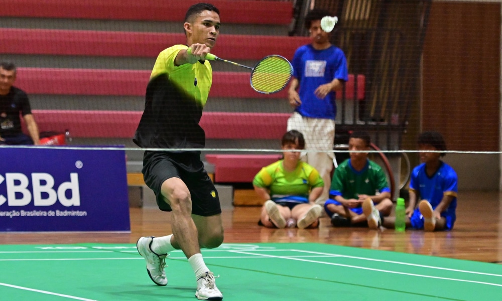 João Gabriel Carbajal Internacional do João Gabriel Carbajal e Vinícius Costa venceram seus jogos nas duplas. Já no individual, o atleta da SH6 ganhou e o da SU5 perdeu no Bahrein de Parabadminton
