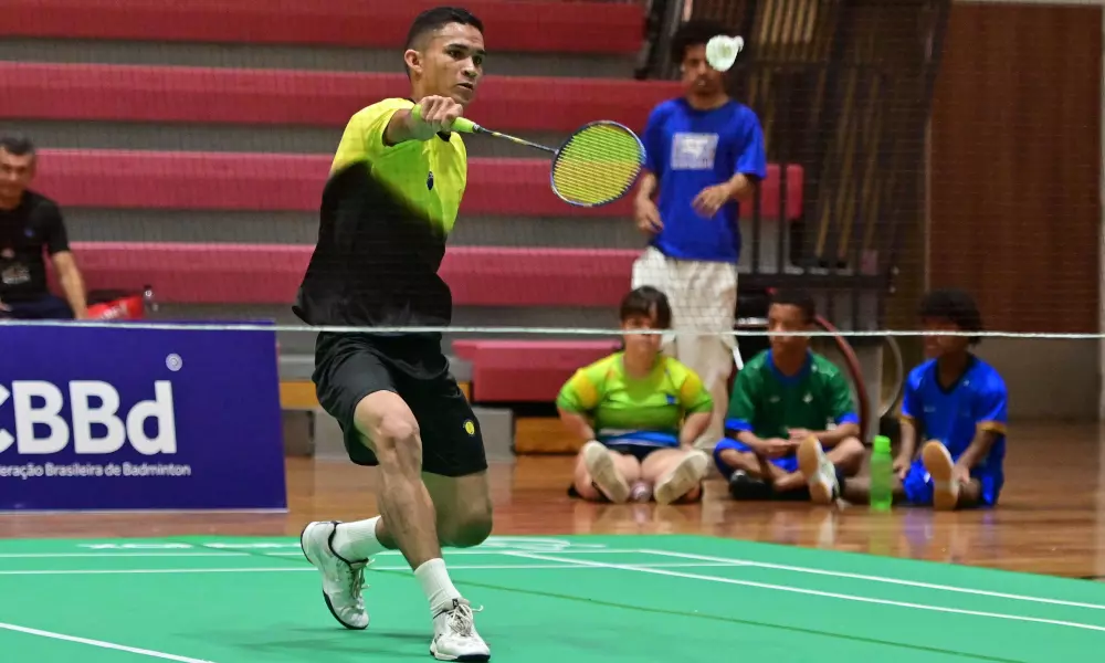 João Gabriel Carbajal Internacional do João Gabriel Carbajal e Vinícius Costa venceram seus jogos nas duplas. Já no individual, o atleta da SH6 ganhou e o da SU5 perdeu no Bahrein de Parabadminton