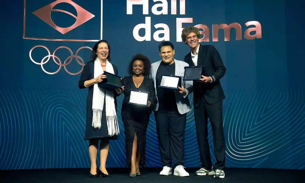 Cristina Ferraz, que representou Afrânio da Costa, Daiane dos Santos, Edinanci Silva e Gustavo Kuerten em cerimônia do Hall da Fama do COB