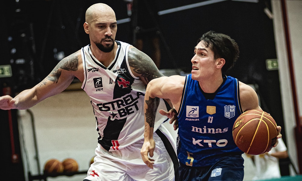Na imagem, Franco Baralle, do Minas, contra Marquinhos, do Vasco, nas quartas de final do NBB.