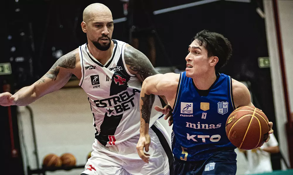 Na imagem, Franco Baralle, do Minas, contra Marquinhos, do Vasco, nas quartas de final do NBB.