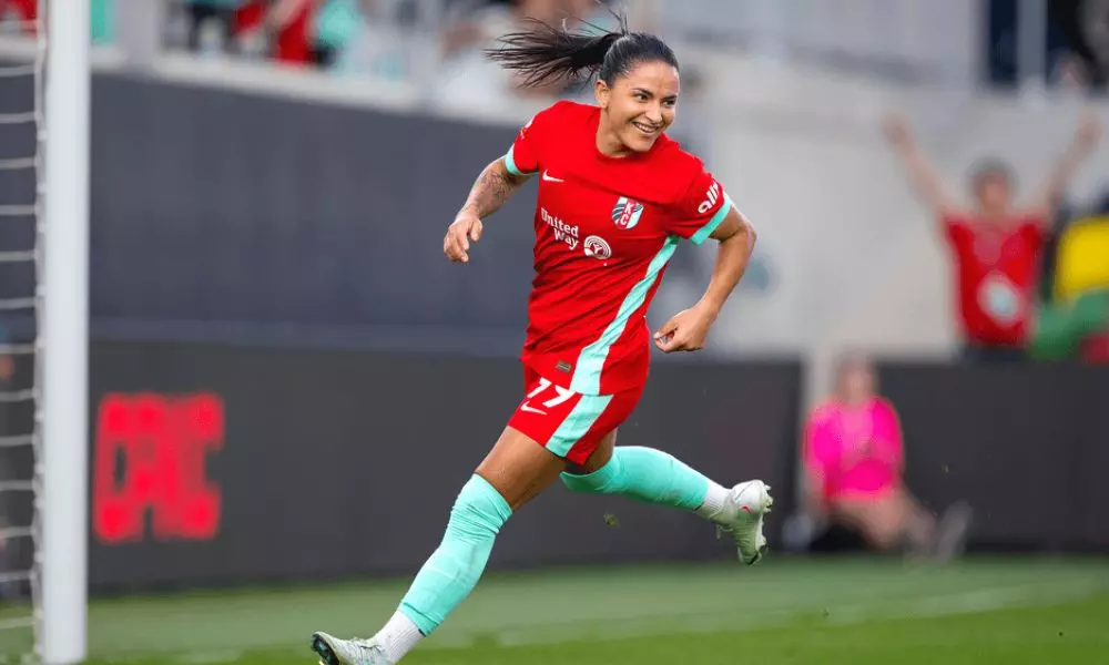 Debinha marca dois gols na vitória de 4 a 1 do Kansas City Current sobre o Bay FC