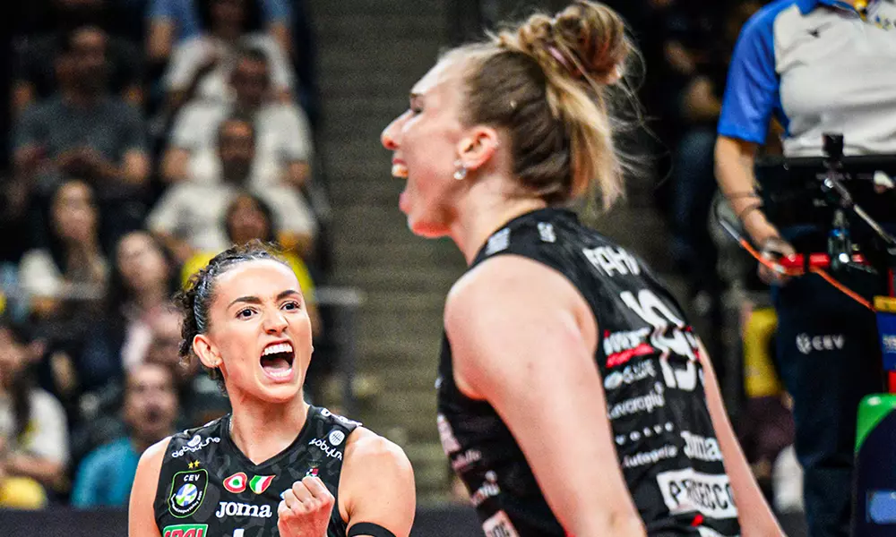 Na imagem, Gabi Guimarães comemorando um dos pontos do Conegliano.