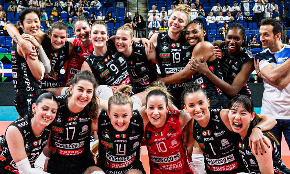 Na imagem, Gabi Guimarães comemorando com o restante do Conegliano o título europeu.