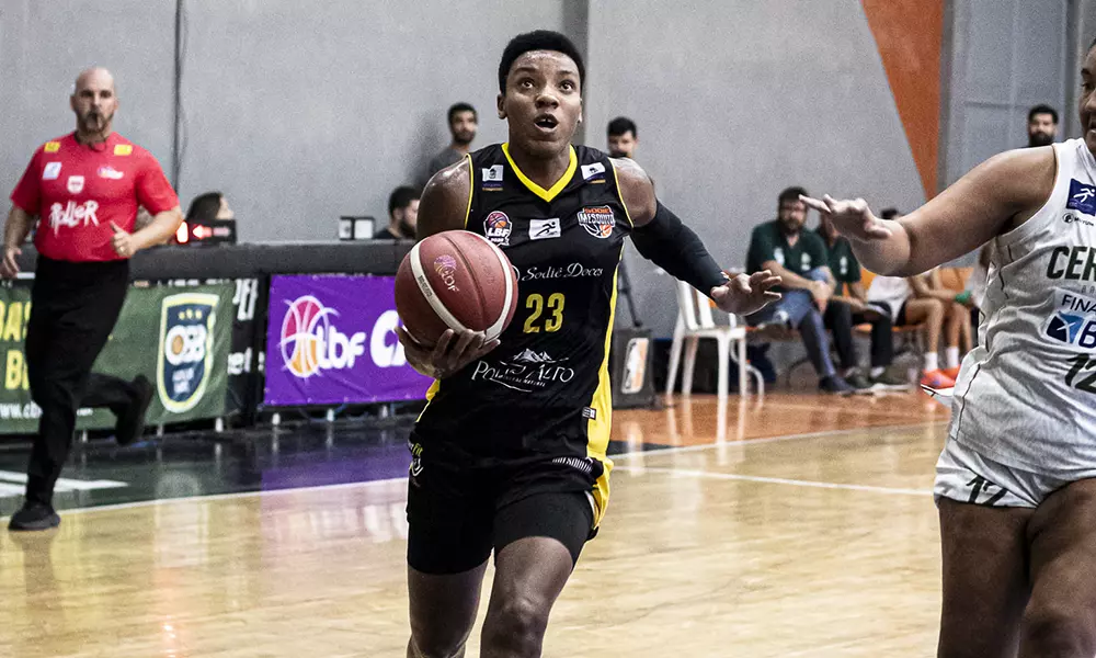 Na imagem, Amanda da Silva, ala/pivô que foi cestinha do Sodiê Mesquita contra o Cerrado Basquete.