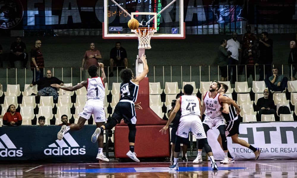 Munford faz cesta de bandeja na vitória do Corinthians por 90 a 73 sobre o Flamengo pelos playoffs do NBB