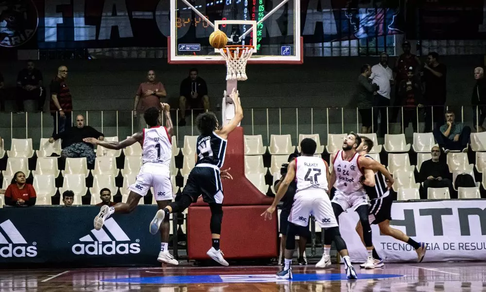 Munford faz cesta de bandeja na vitória do Corinthians por 90 a 73 sobre o Flamengo pelos playoffs do NBB