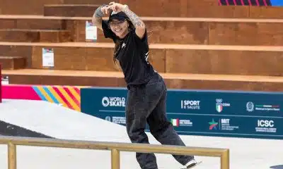 Na imagem, Pâmela Rosa com sorriso de quem encaixou a manobra.