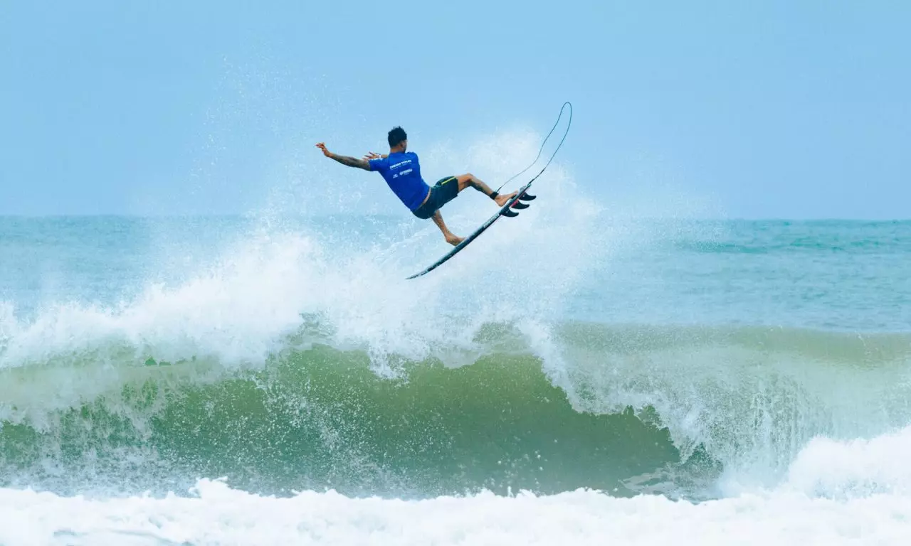 O aéreo nota 10 de Rafael Venuto. Foto: Pedro Pereira / CBSurf.