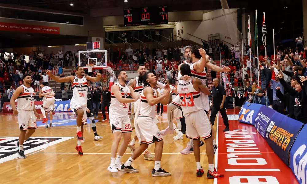 Jogadores do São Paulo comemoram classificação para as quartas de final do NBB 2024/2025