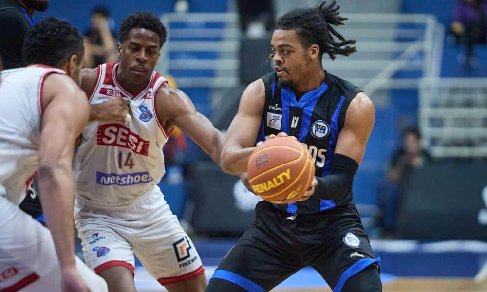 Sloan marcado por Georginho no duelo entre Pinheiros e Franca pelos playoffs do NBB (Marcos Limonti/ SFB)