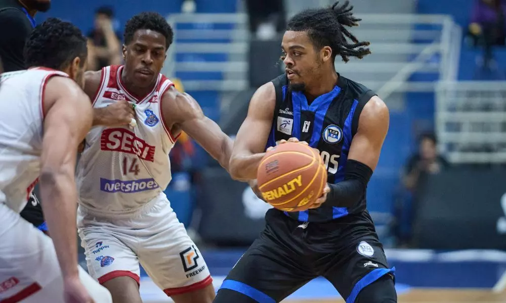 Sloan marcado por Georginho no duelo entre Pinheiros e Franca pelos playoffs do NBB (Marcos Limonti/ SFB)