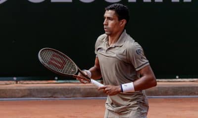 Na imagem, Thiago Monteiro se preparando para rebater a bolinha com sua raquete.